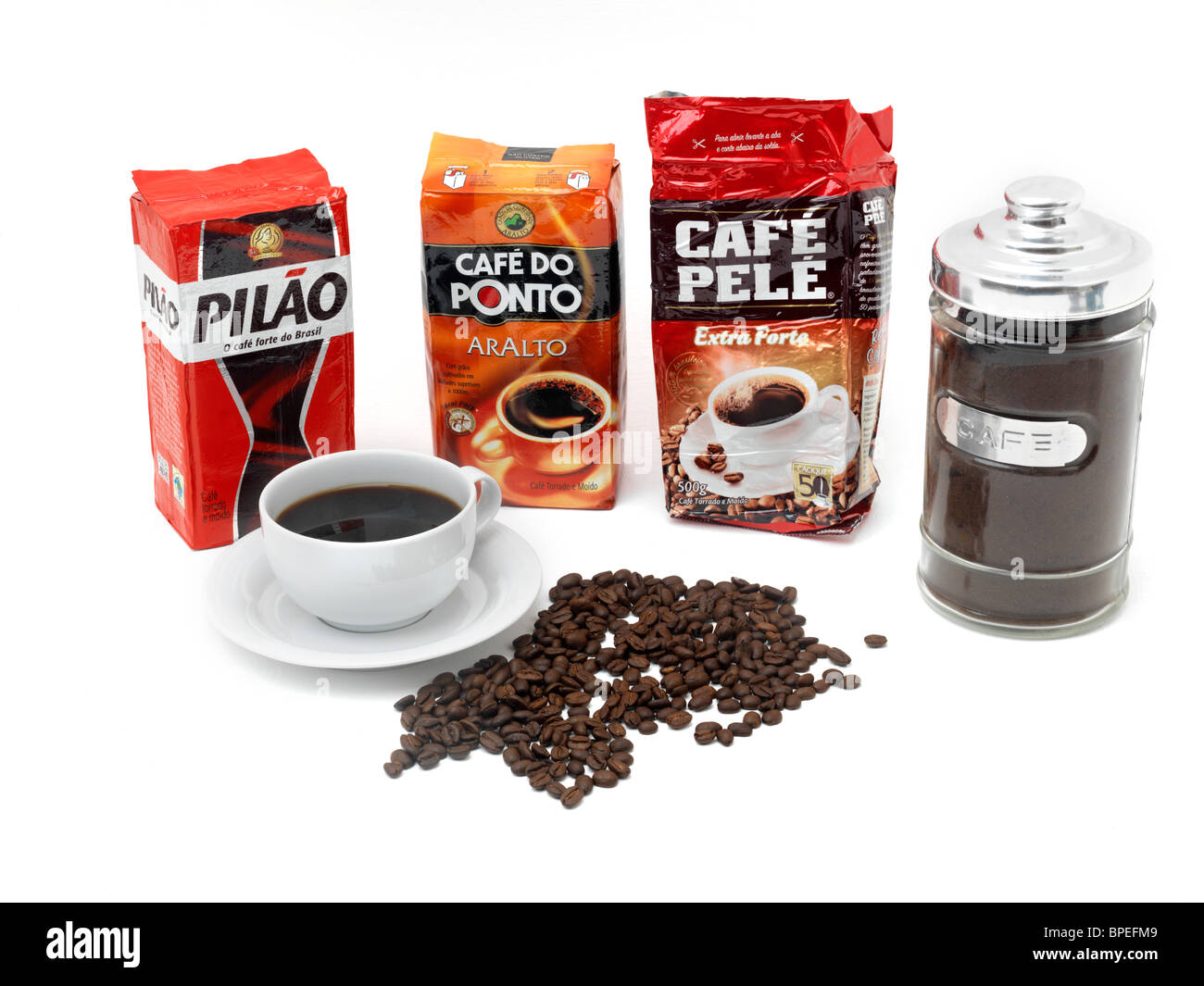 Pacchetti di caffè brasiliano Pilao; Cafe fare Ponto, Cafe Pele e caffè in un vasetto di vetro e Cup e i chicchi di caffè Foto Stock