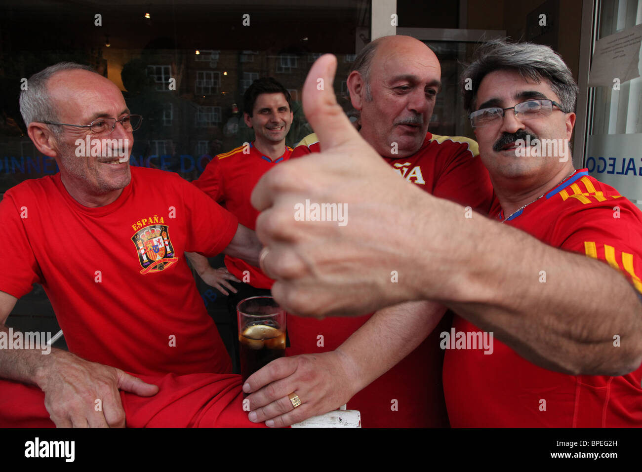I sostenitori di Spagna allegria e celebrare come il loro paese vince la finale della Coppa del mondo. Preso in un ristorante/bar di Londra Foto Stock
