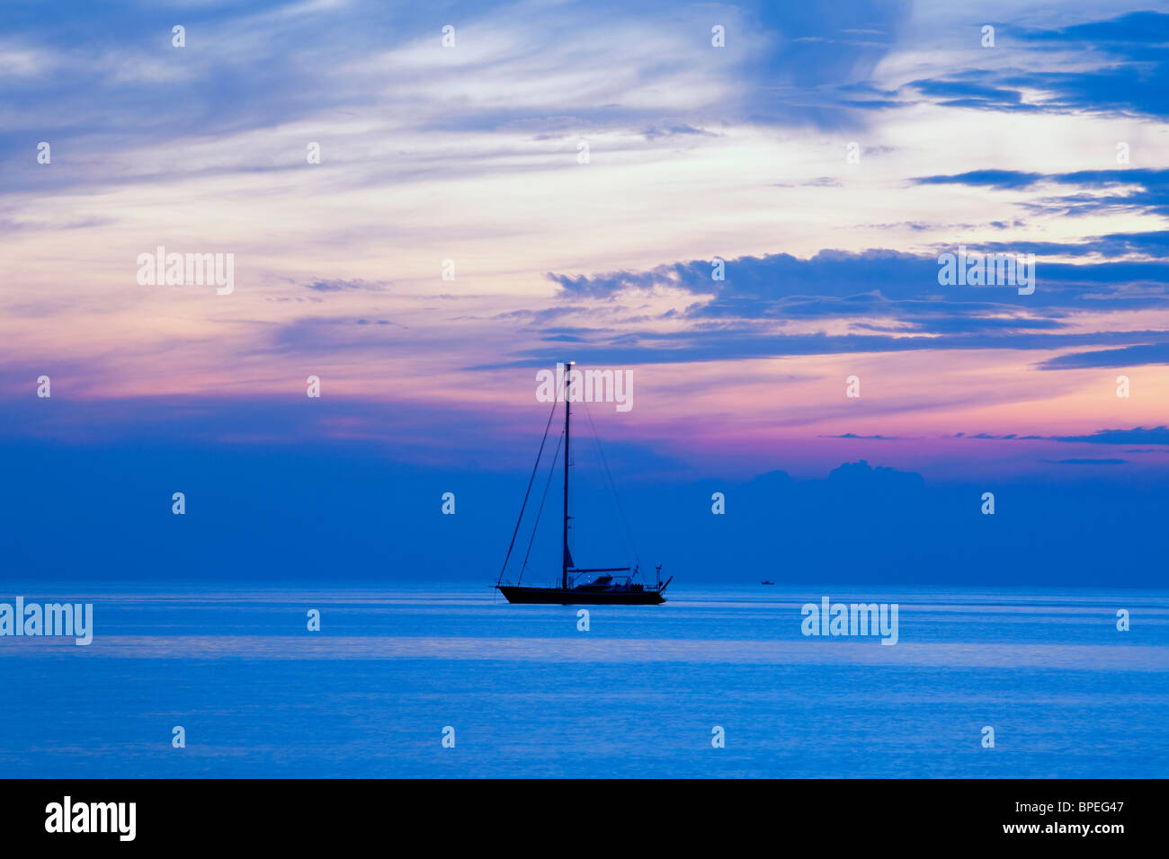 Croazia, mare adriatico - ancorato in barca a vela al tramonto Foto Stock