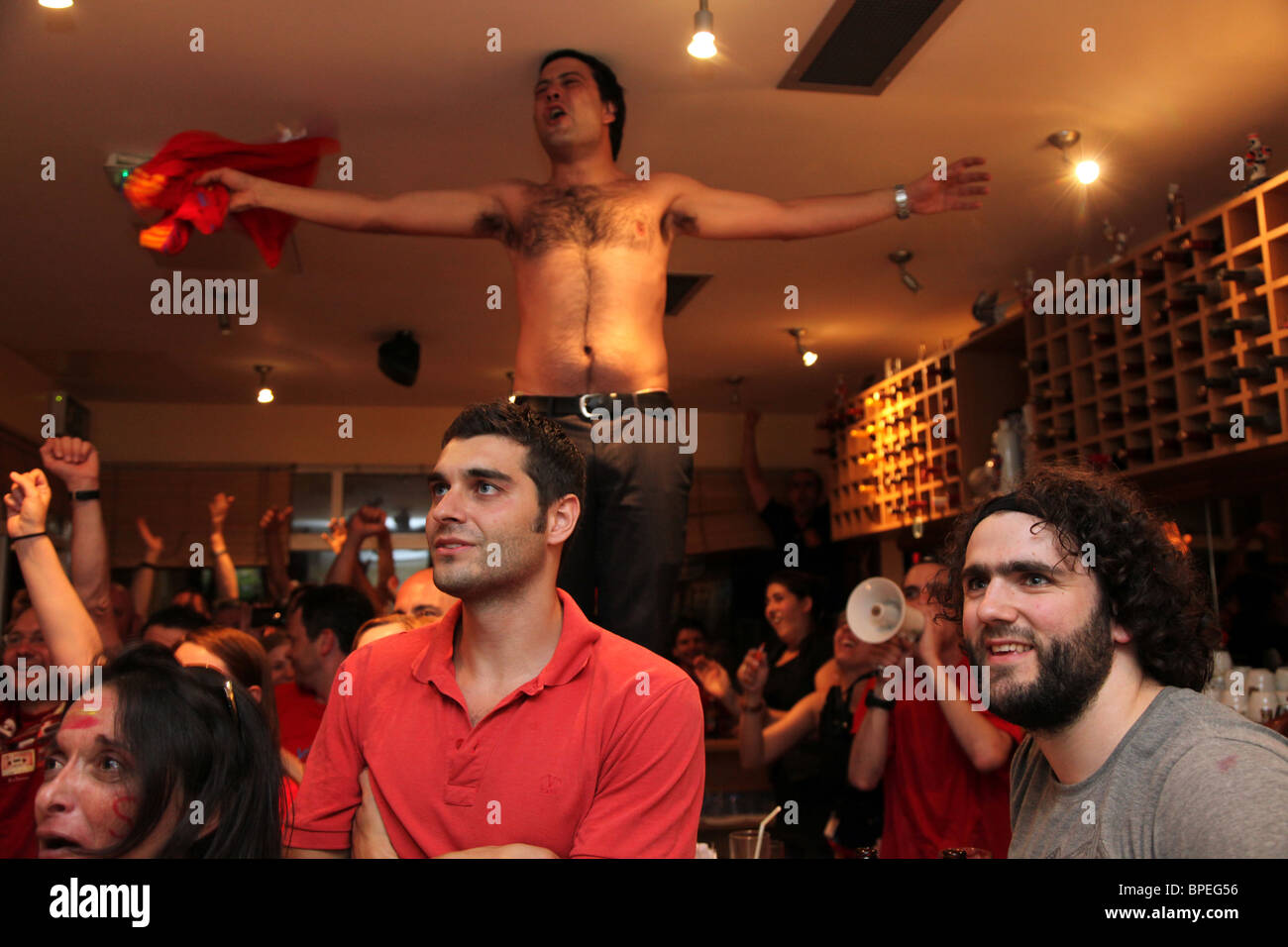 I sostenitori di Spagna allegria e celebrare come il loro paese vince la finale della Coppa del mondo. Preso in un ristorante/bar di Londra Foto Stock
