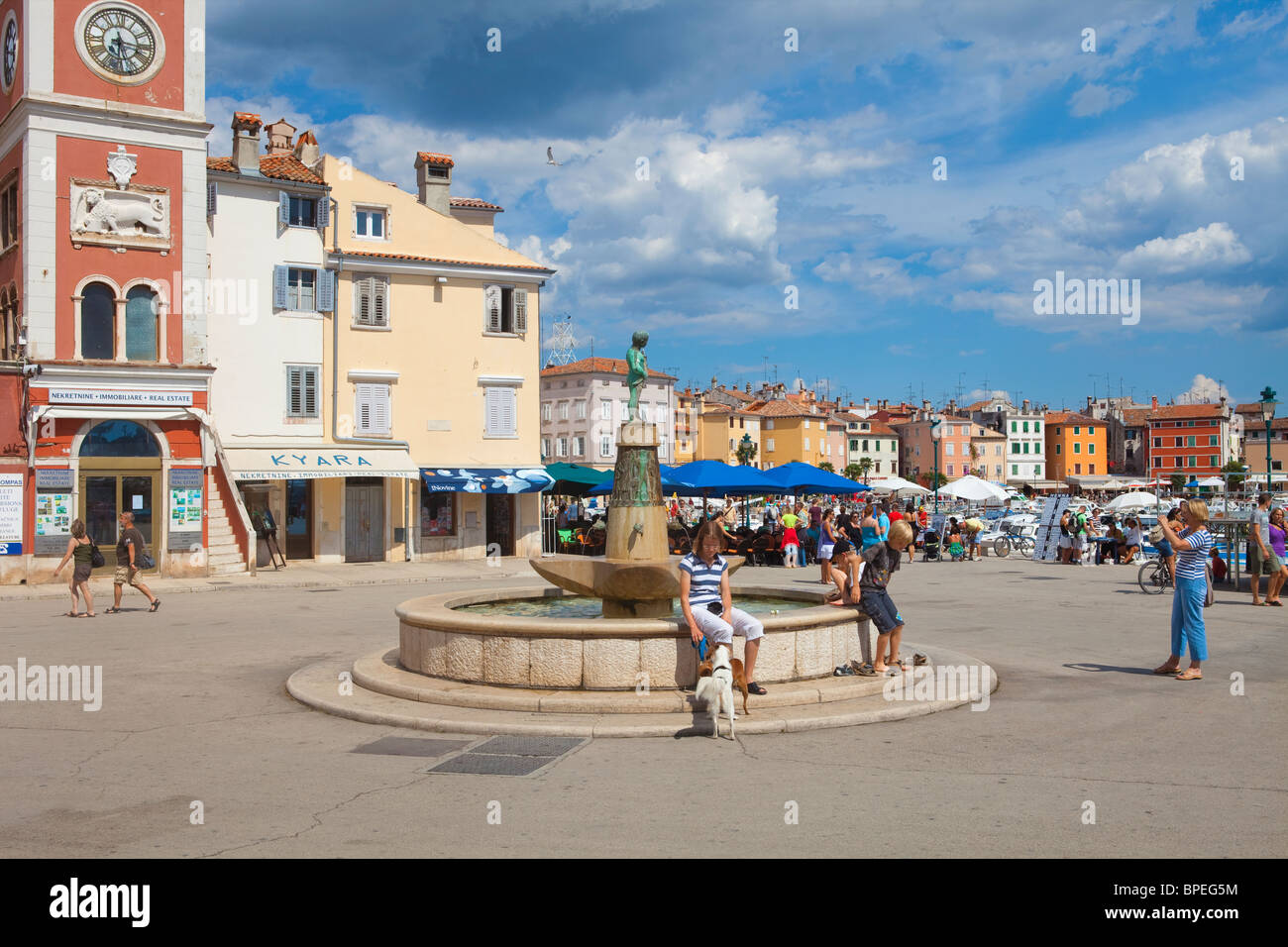 Croazia, Istria Rovigno - piazza della città vecchia con la fontana e il municipio Foto Stock