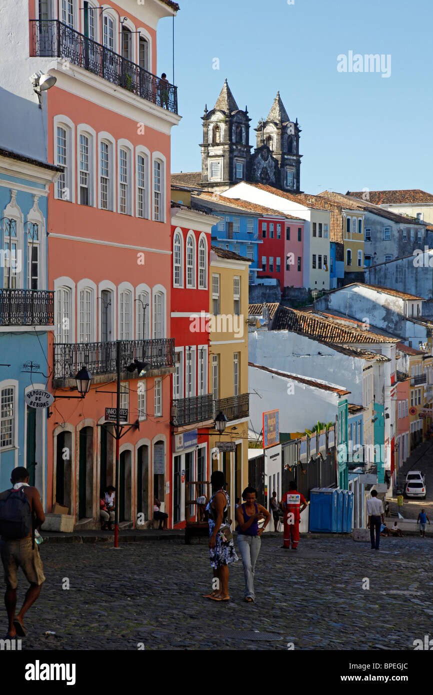 Strade acciottolate e architettura coloniale Largo de Pelourinho, Salvador, Bahia, Brasile. Foto Stock