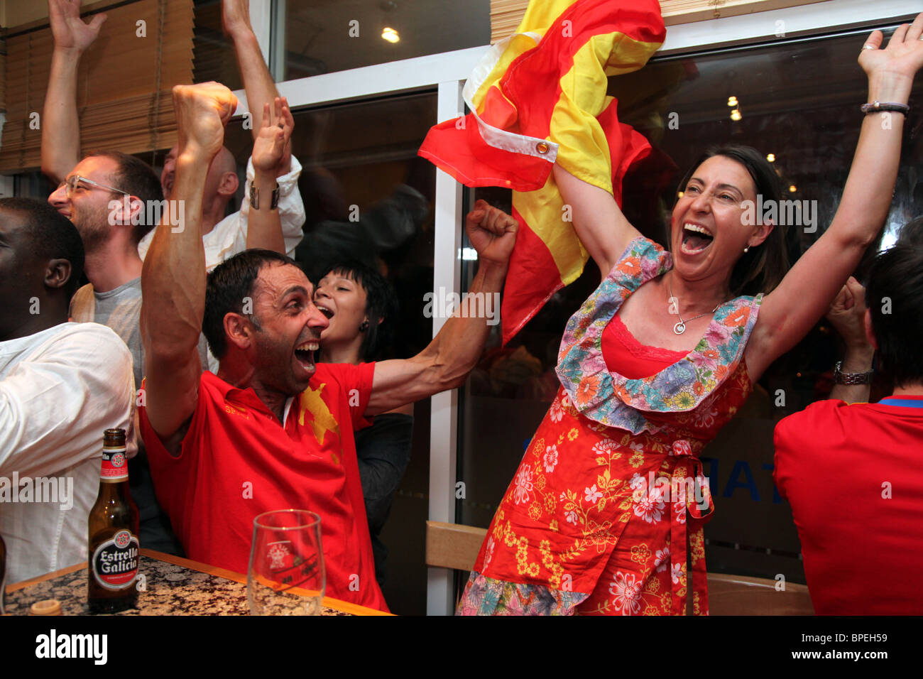 I sostenitori di Spagna allegria e celebrare come il loro paese vince la finale della Coppa del mondo. Preso in un ristorante/bar di Londra Foto Stock