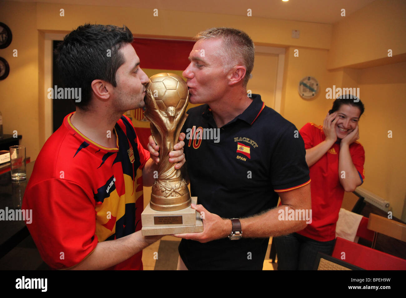 I sostenitori di Spagna allegria e celebrare come il loro paese vince la finale della Coppa del mondo. Preso in un ristorante/bar di Londra Foto Stock