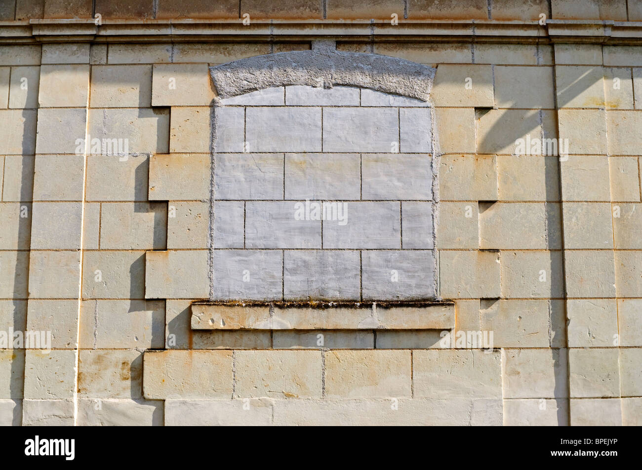 Di recente la finestra bloccato nel muro di pietra costruito town house - sud-Touraine, Francia. Foto Stock