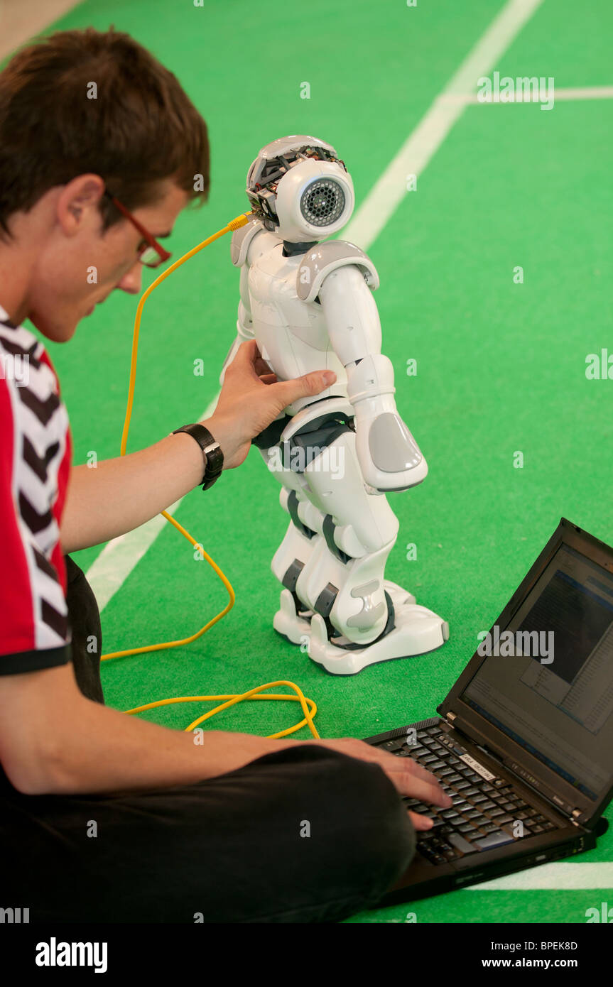 Robot NAO giocando a calcio nella scienza padiglione presso l'Eisteddfod nazionale del Galles, Ebbw Vale 2010 Foto Stock