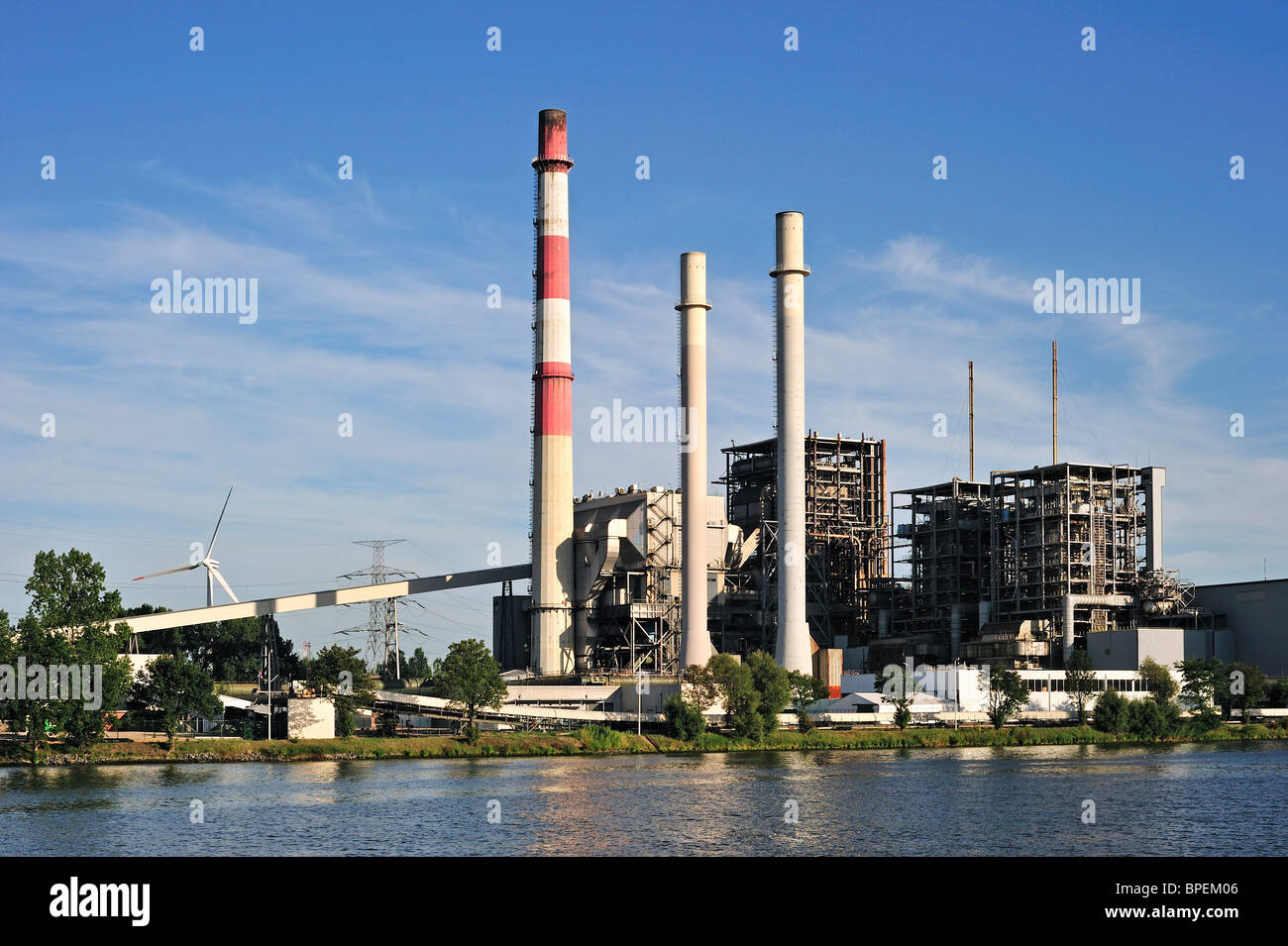 Electrabel power station lungo il canale Gand-Terneuzen a Gand seaport, Belgio Foto Stock