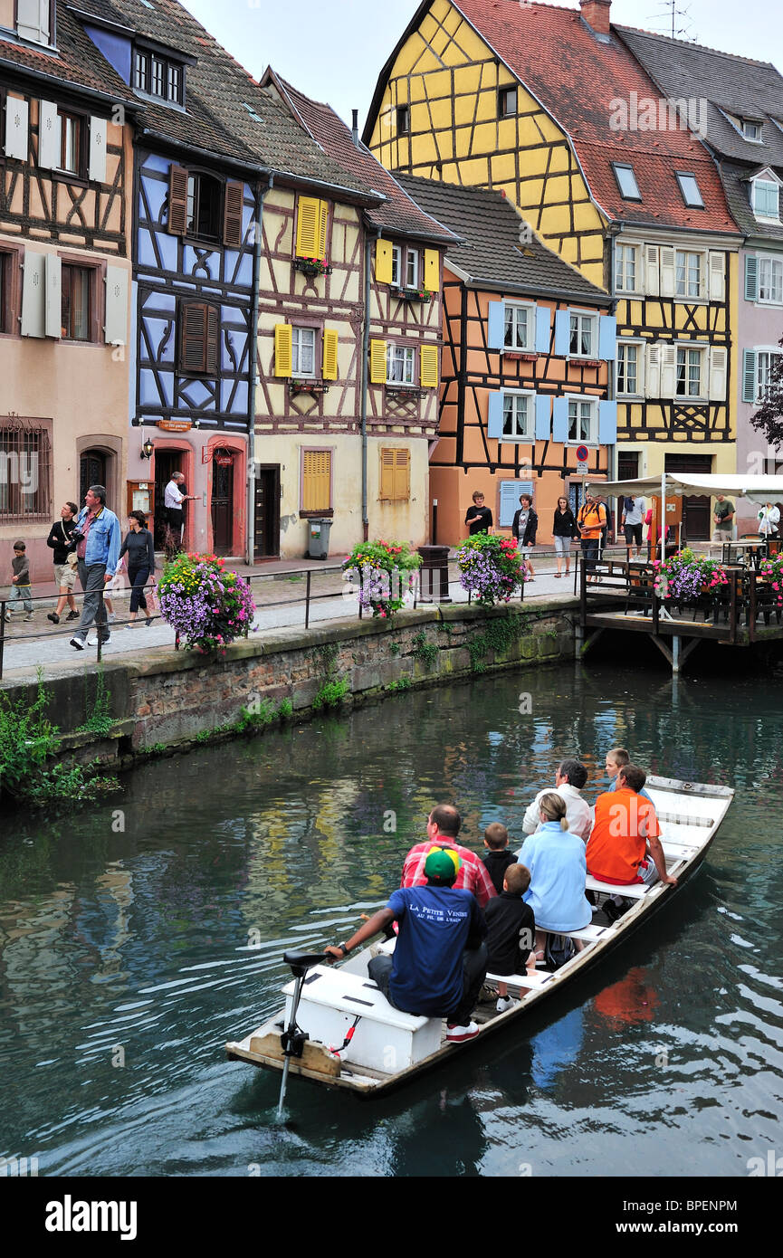 I turisti in barca al viaggio turistico lungo il colorato le case con la struttura in legno alla Petite Venise / Little Venice, Colmar, Francia Foto Stock