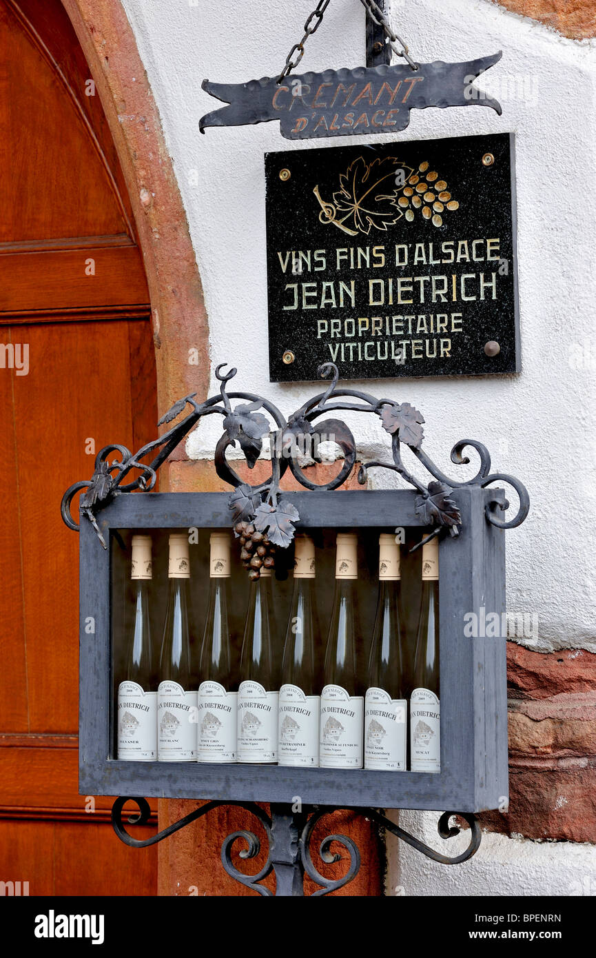 Viticoltore di cartello e le bottiglie di vino a Kaysersberg, Alsazia, Francia Foto Stock