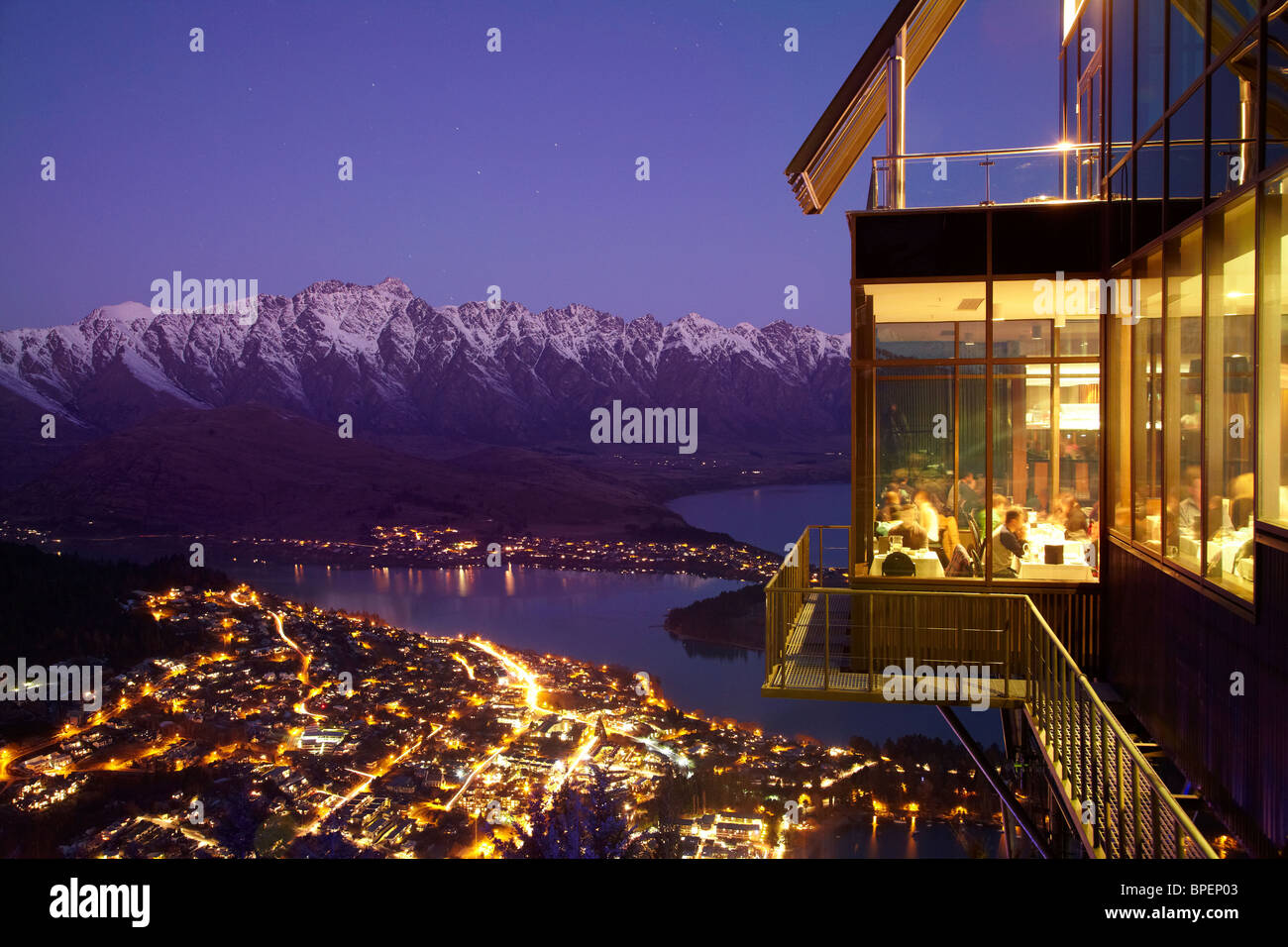Crepuscolo sopra il ristorante Skyline, il Remarkables e lago Wakatipu, Queenstown, Isola del Sud, Nuova Zelanda Foto Stock