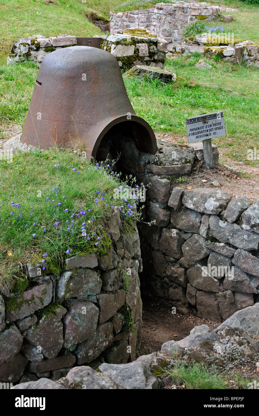 Ferro torretta di osservazione / cupola da WWI trincea nella prima guerra mondiale di un campo di battaglia Le Linge a Orbey, Alsazia, Francia Foto Stock