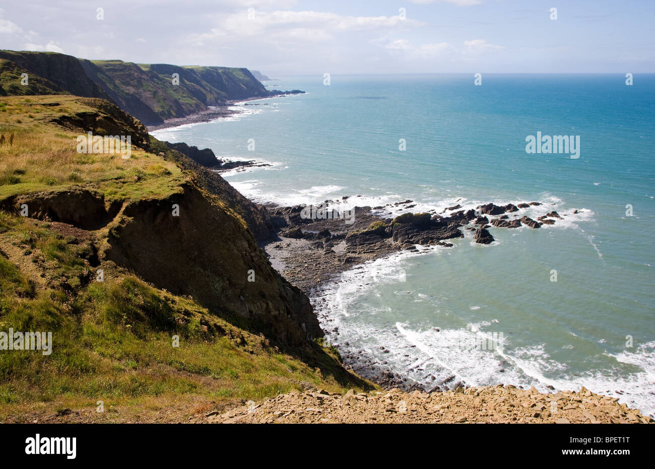 Vista da Nabor punto a sud verso Embury faro sulla costa sud-ovest il percorso vicino a Bude e Morwenstow nel Devon Regno Unito Foto Stock
