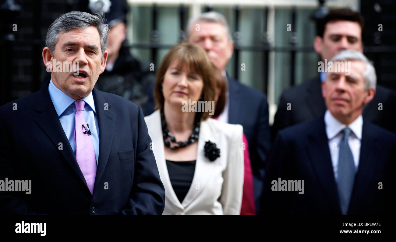 Gordon Brown affiancato dal suo gabinetto Foto Stock