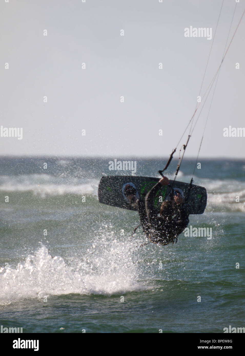 Kite surfer in azione, Cornwall, Regno Unito Foto Stock