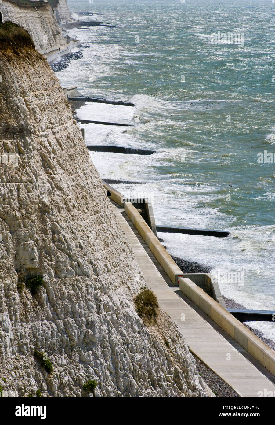 Bianche Scogliere e passeggiata sul lungomare a est di Brighton Marina East Sussex England Foto Stock