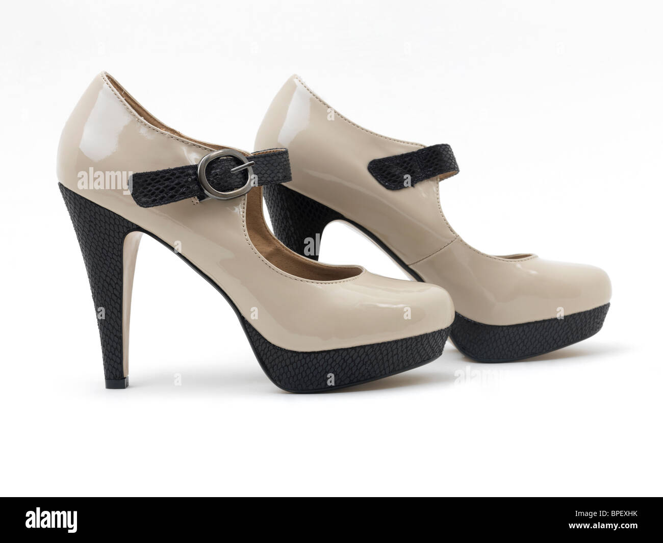 Coppia di Ladies brevetto Crema e nero con tacco alto Mary Jane Stiletto scarpe Foto Stock