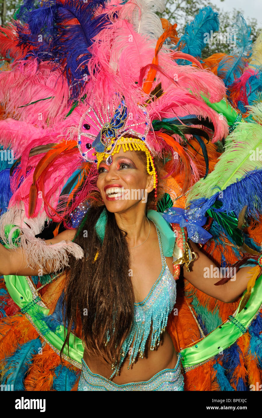Brasiliano ballerina di Samba. Sonia de Oliveira da Amasonia Scuola di Samba, il Carnevale delle culture di Berlino in Germania, Europa. Foto Stock