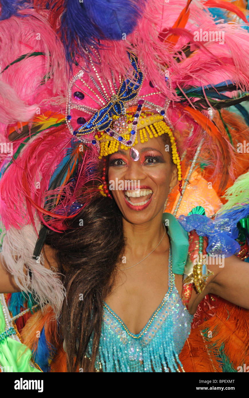 Brasiliano ballerina di Samba. Sonia de Oliveira da Amasonia Scuola di Samba, il Carnevale delle culture di Berlino in Germania, Europa. Foto Stock
