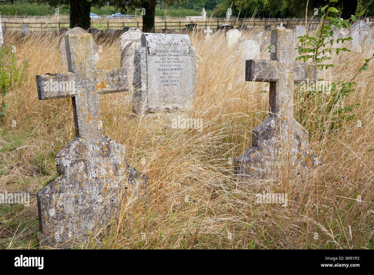 Un vecchio ed incolto cimitero Foto Stock