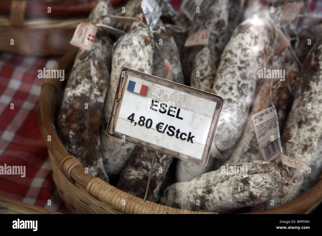 La carne di asino SALAME, in vendita in un mercato tedesco Foto Stock