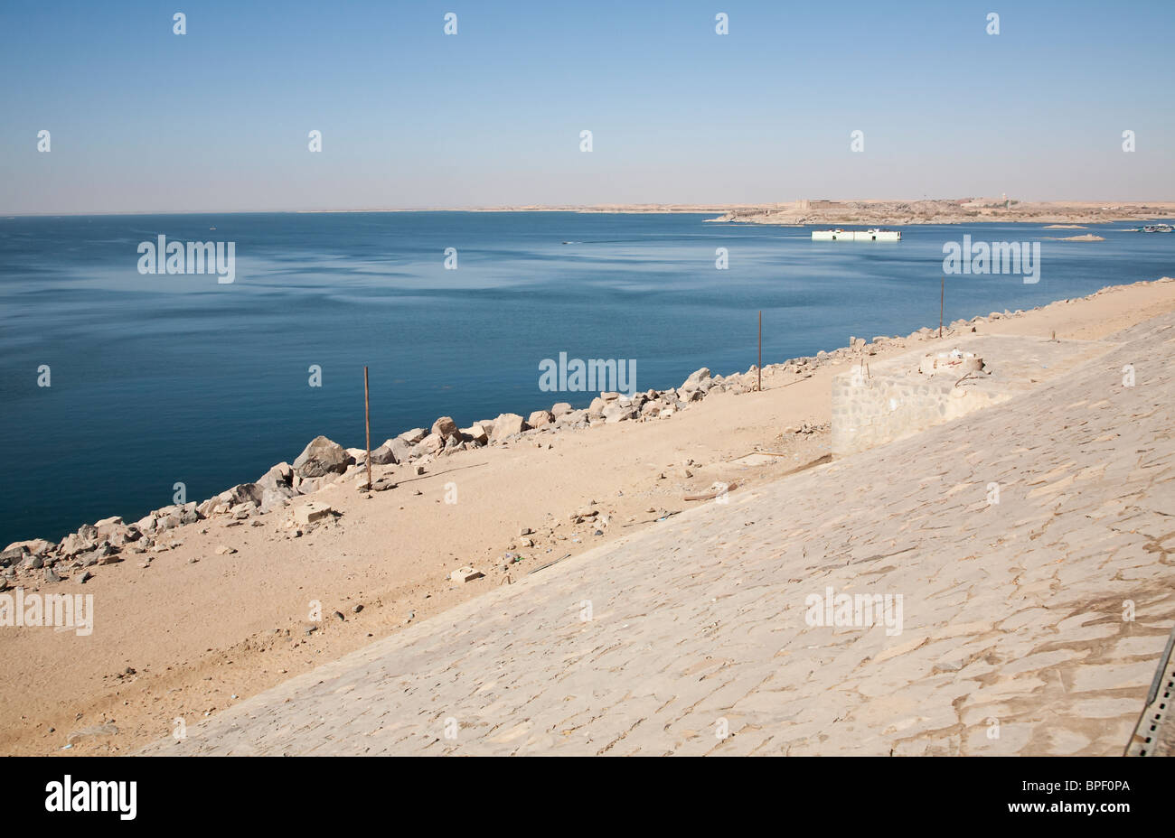 Acque trattenuto dalla diga di Assuan Foto Stock