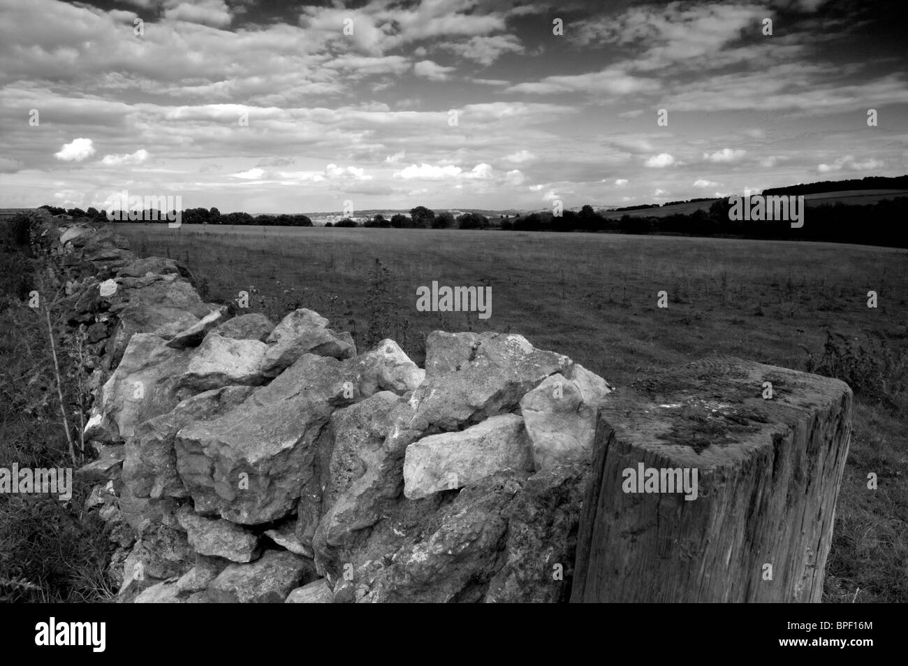 Fotografia in bianco e nero di un asciutto muro di pietra e il paesaggio al di là del Derbyshire Peak District Foto Stock