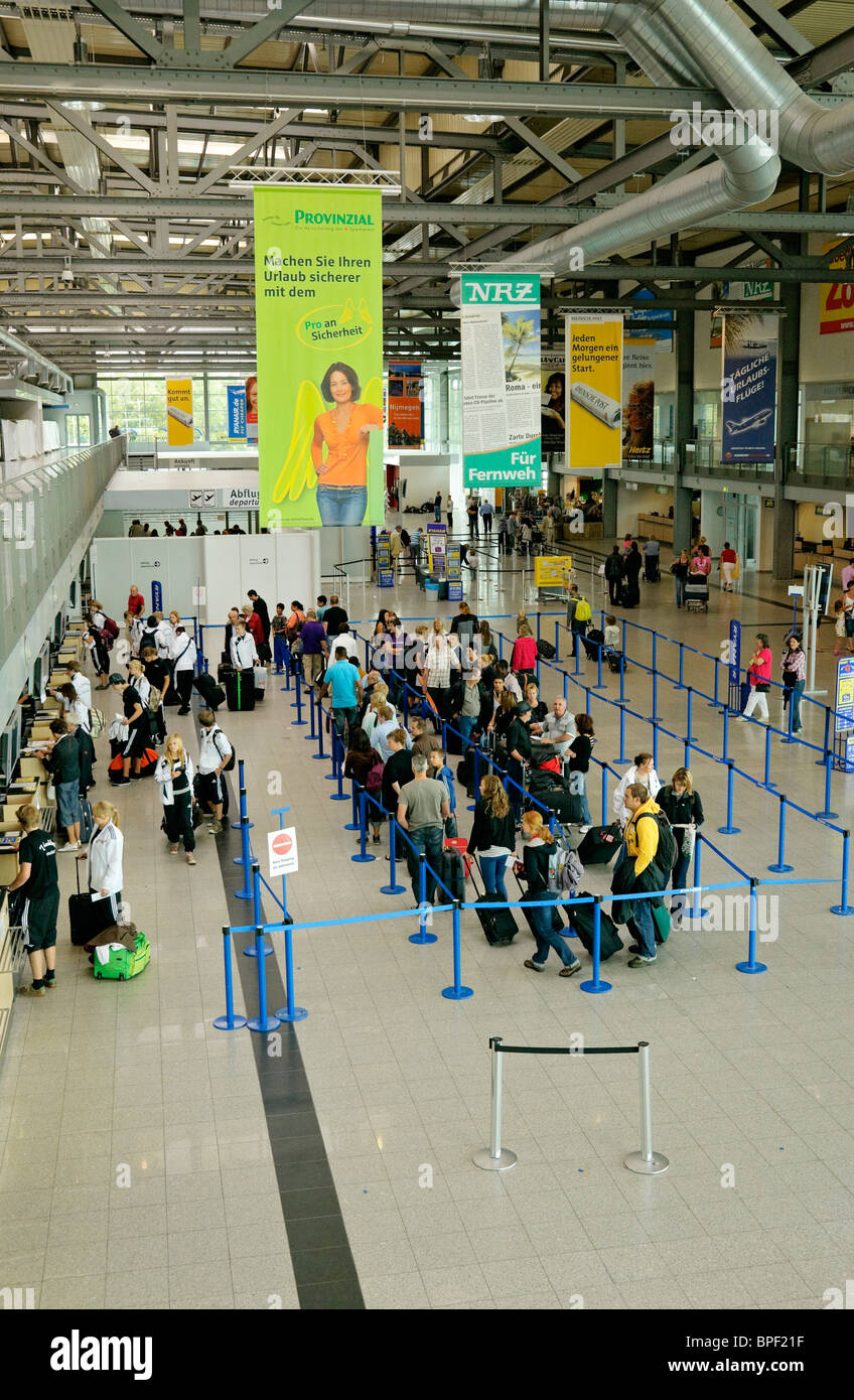 Accodamento di passeggeri nel terminal a Weeze (Niederrhein) aeroporto, Renania settentrionale-Vestfalia (Germania). Foto Stock