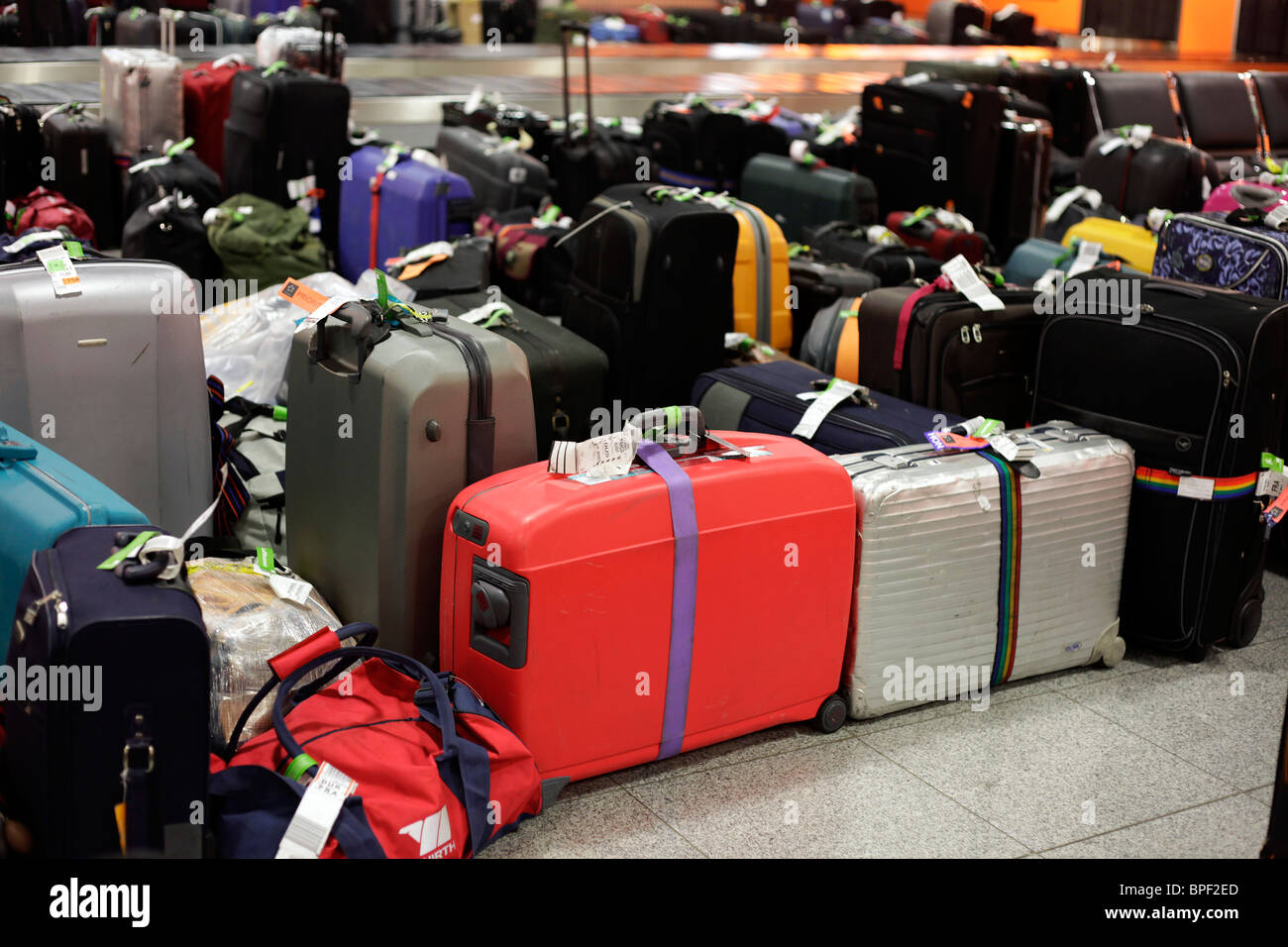 Valigie presso l'aeroporto di Duesseldorf Foto Stock