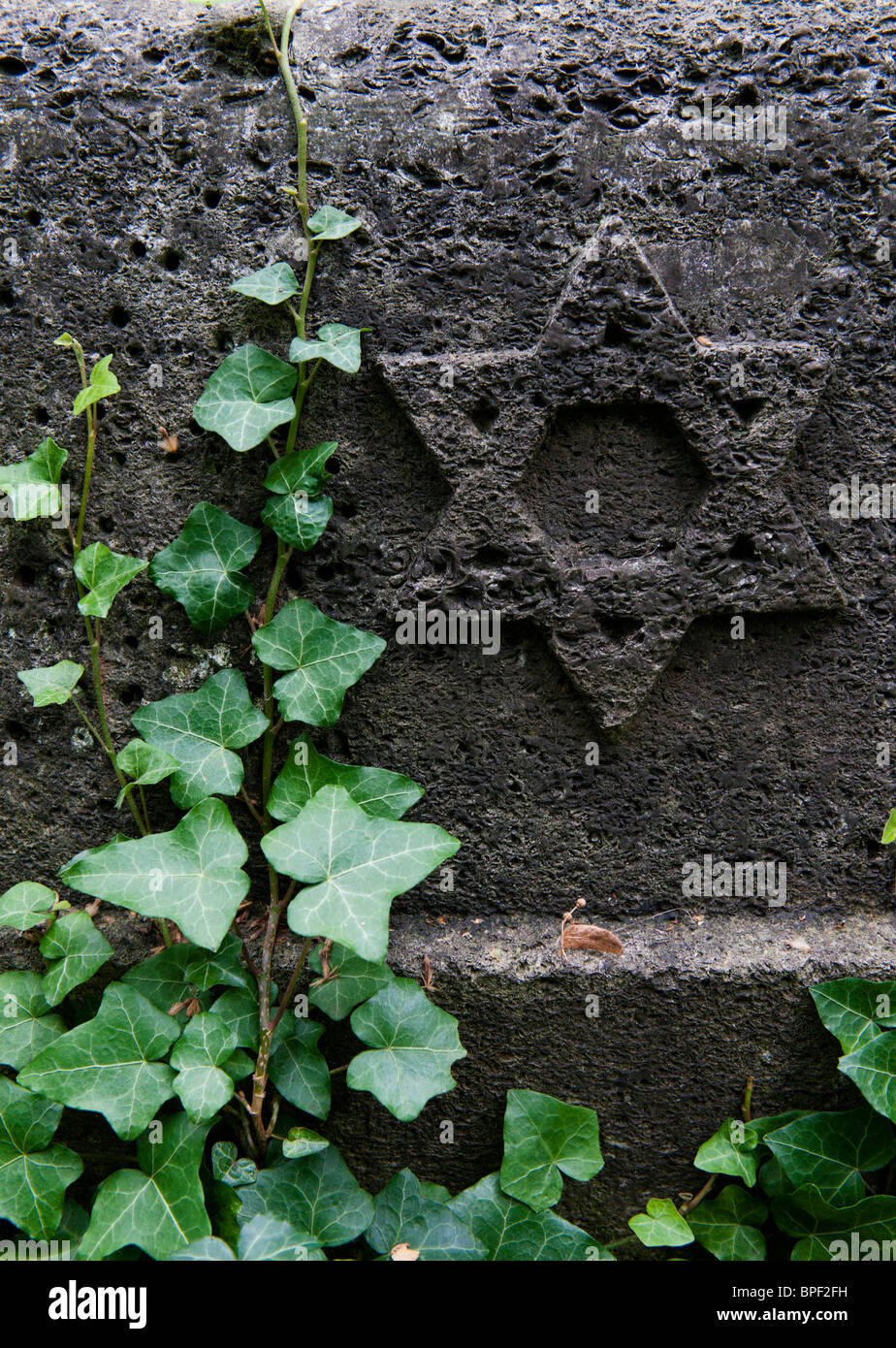 Dettaglio dal vecchio cimitero ebraico in Prenzlauer Berg di Berlino Germania Foto Stock