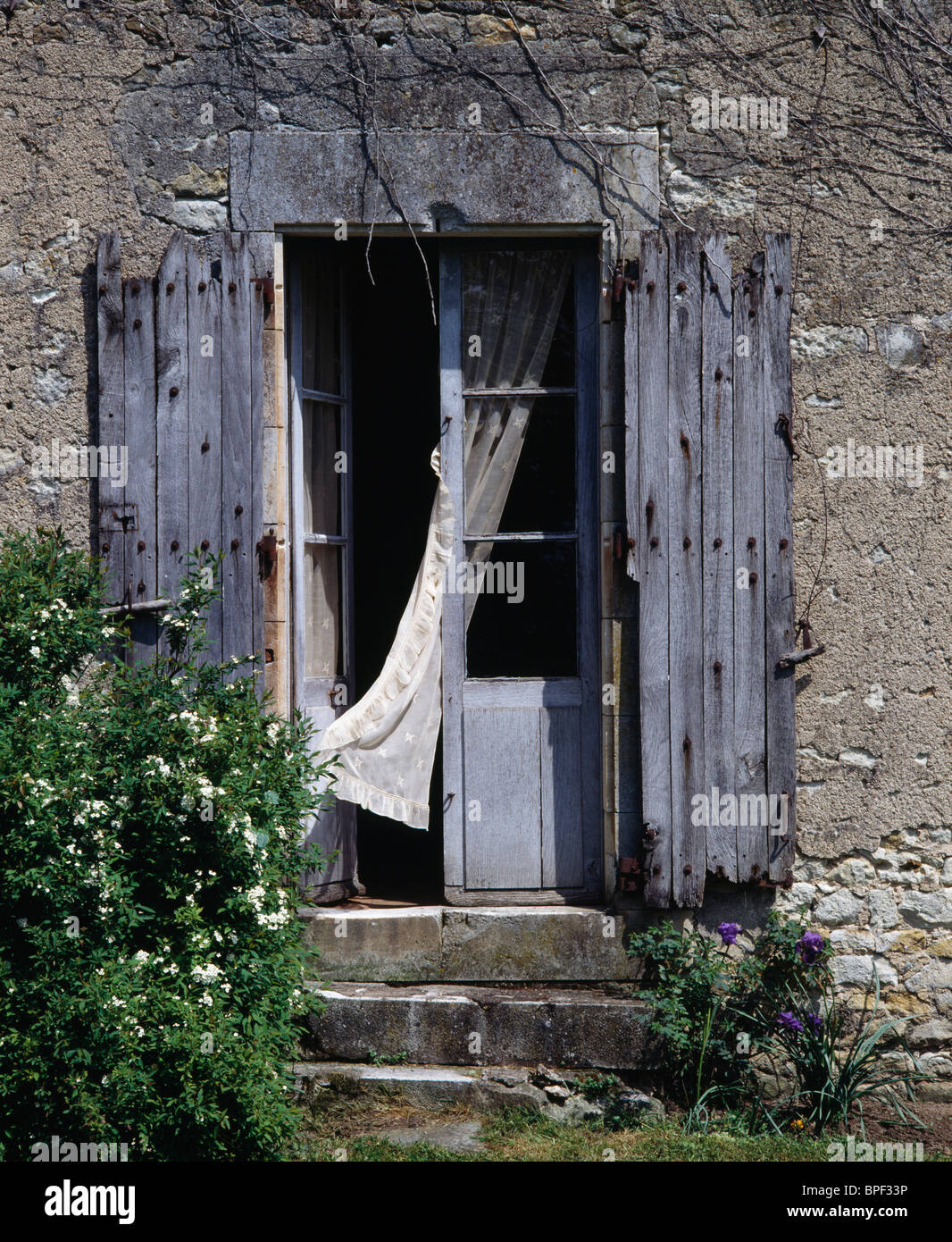 Fatiscenti persiane di legno su porte francesi di country house in Francia Foto Stock