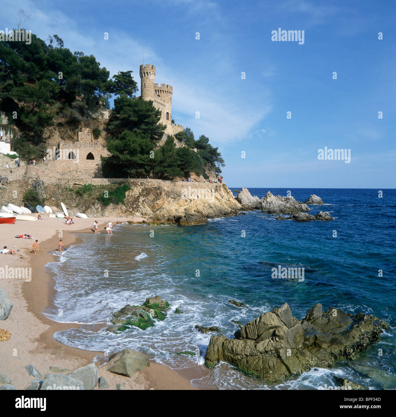 La spiaggia e il Castello di Lloret de Mar, Costa Brava, Catalunya, Spagna Foto Stock