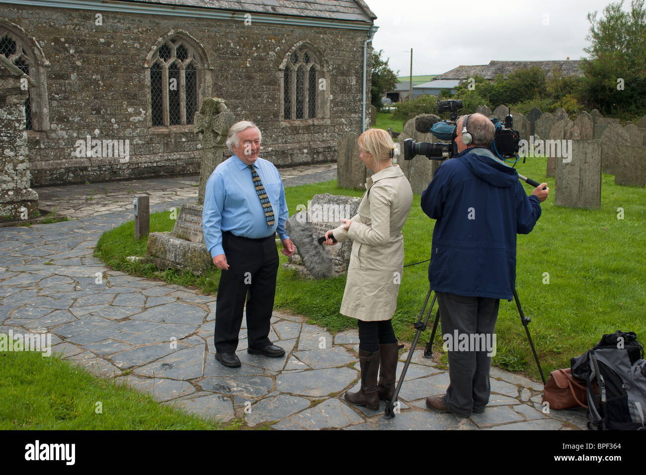 ITV Westcountry troupe intervistando il consigliere locale Brian Gisbourne (con) per quanto riguarda la denominazione di David Camerons figlia Foto Stock