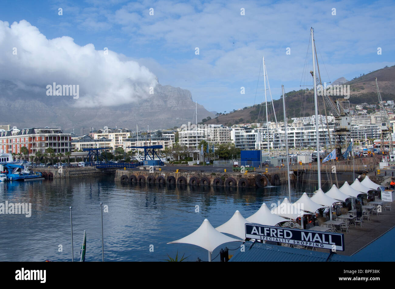 Sud Africa, Cape Town. Victoria & Alfred Waterfront porto, Alfred Mall con Table Mountain in distanza. Foto Stock