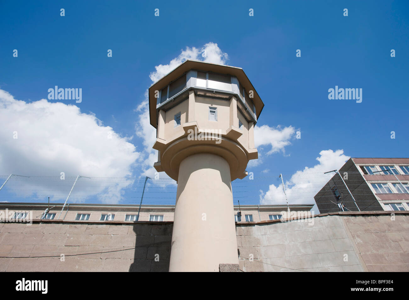 Torre di guardia in corrispondenza della ex Germania orientale segreto di stato di sicurezza o di polizia prigione Stasi Hohenschönhausen a Berlino Germania Foto Stock