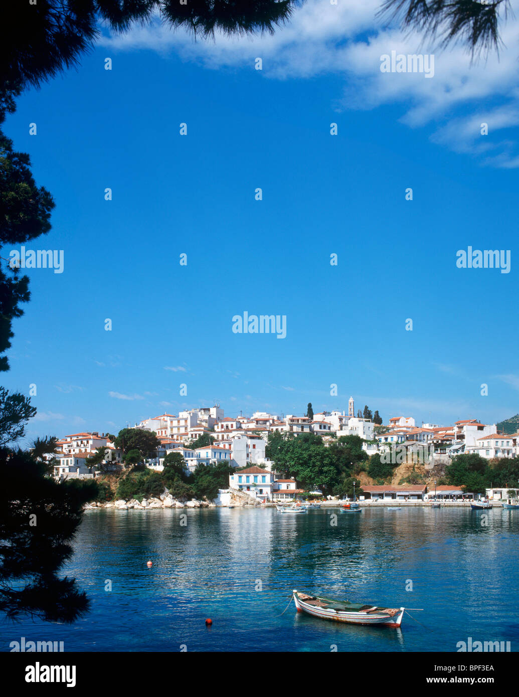 Il porto e la Città Vecchia, Skiathos, Skiathos, Isole Sporadi, Grecia Foto Stock