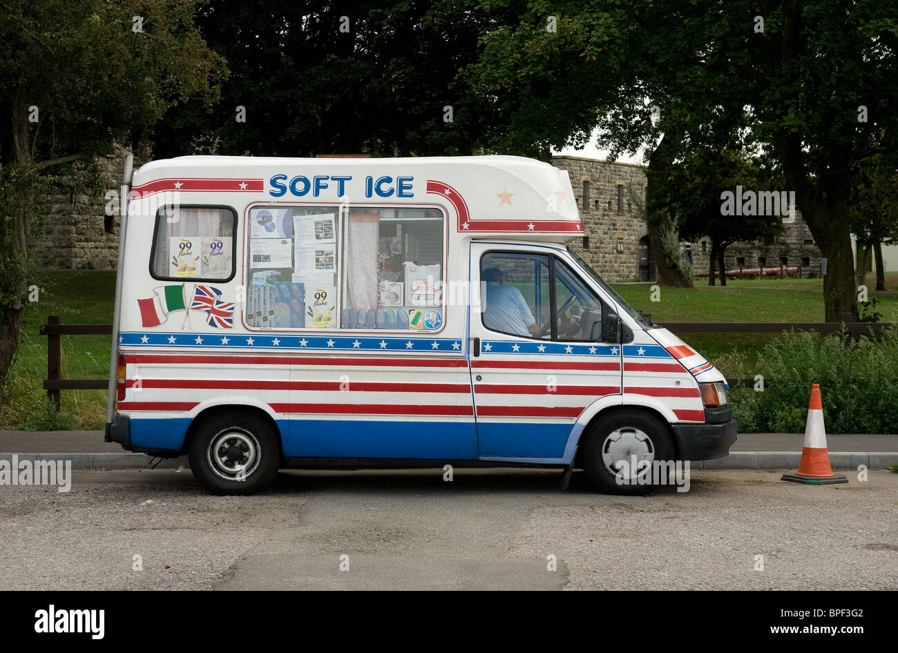 Un signor Whippy ice cream van nella motivazione di Coalhouse Fort in Essex. Foto Stock