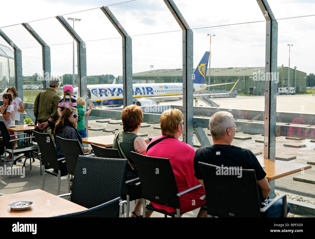 Pasengers sulla visualizzazione di terrazza dell'edificio del terminal a Weeze (Niederrhein) aeroporto, Renania settentrionale-Vestfalia (Germania). Foto Stock