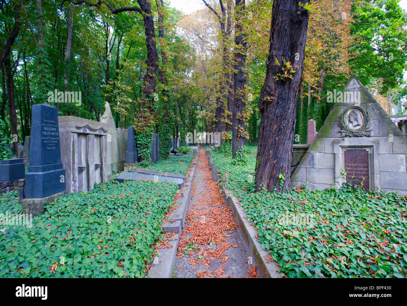 Percorso nel vecchio cimitero ebraico in Prenzlauer Berg di Berlino Germania Foto Stock