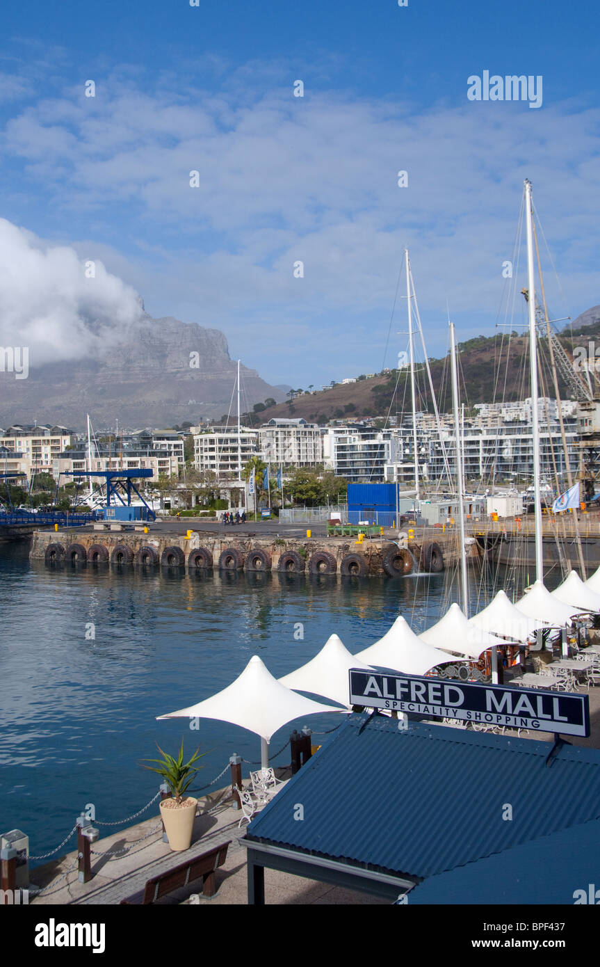 Sud Africa, Cape Town. Victoria & Alfred Waterfront porto, Alfred Mall con Table Mountain in distanza. Foto Stock