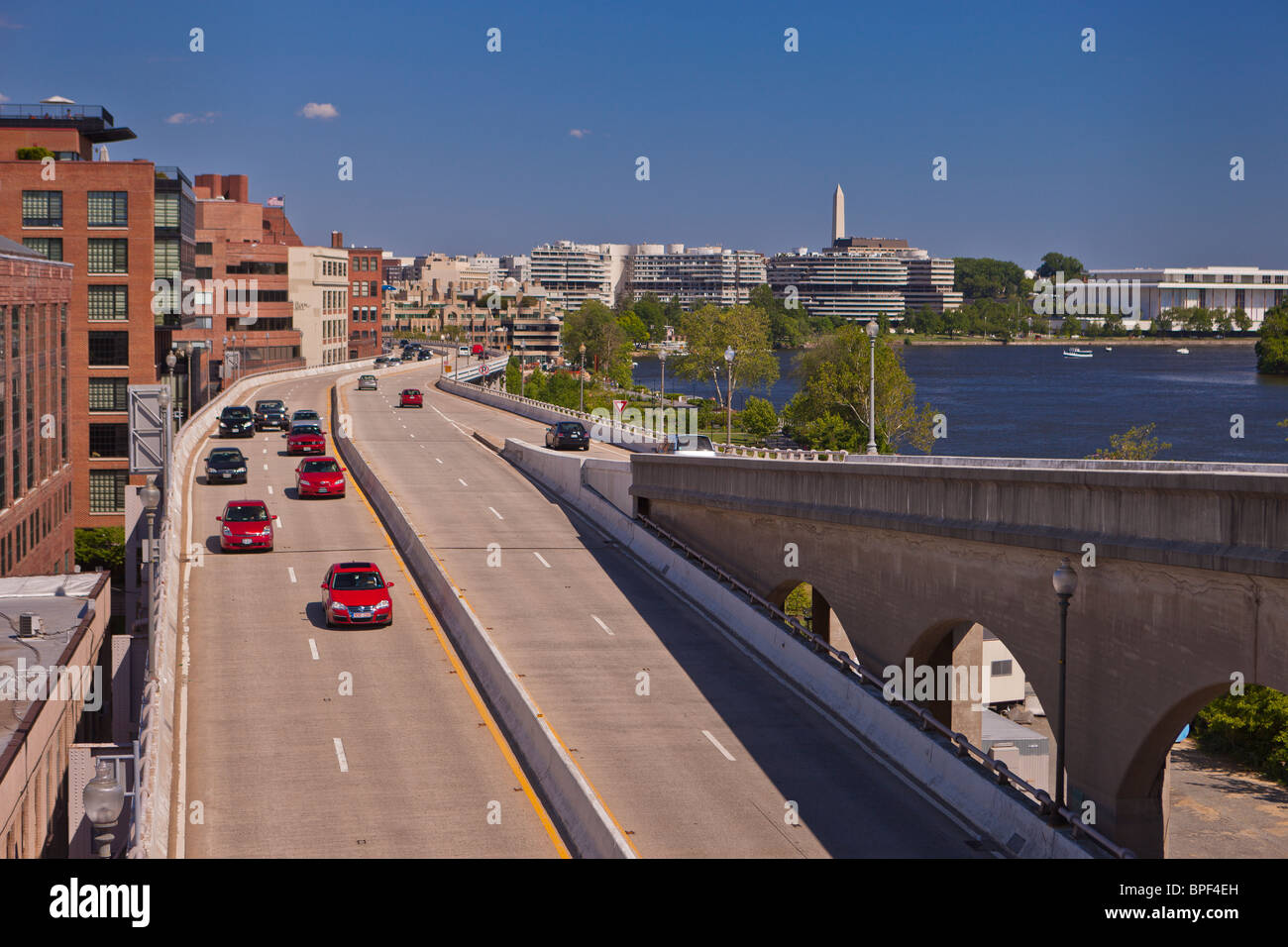 WASHINGTON, DC, Stati Uniti d'America - una elevata Whitehurst Freeway passa da Georgetown. Foto Stock