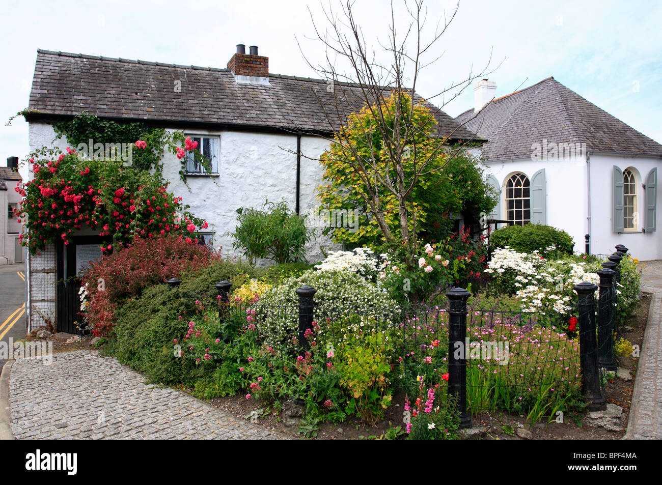 Cottage di campagna e giardino Beaumaris Anglesey Wales UK Regno KingdomEU Unione europea EUROPA Foto Stock