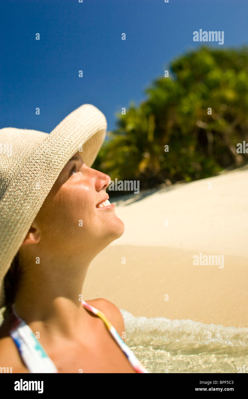 Close up viso di donna in hat godendo di un paradiso tropicale isola. Tempesta isola nei pressi di Beqa Lagoon, Beqa Island, Isole Figi Foto Stock
