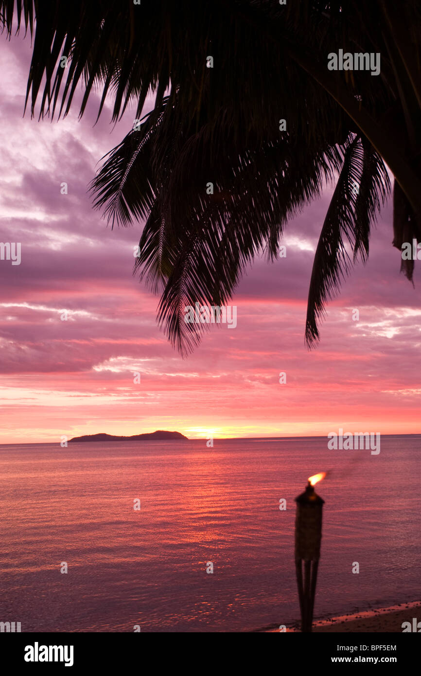 Incredibile tramonto tropicale shinging attraverso il fogliame. Beqa Island, Isole Figi Foto Stock