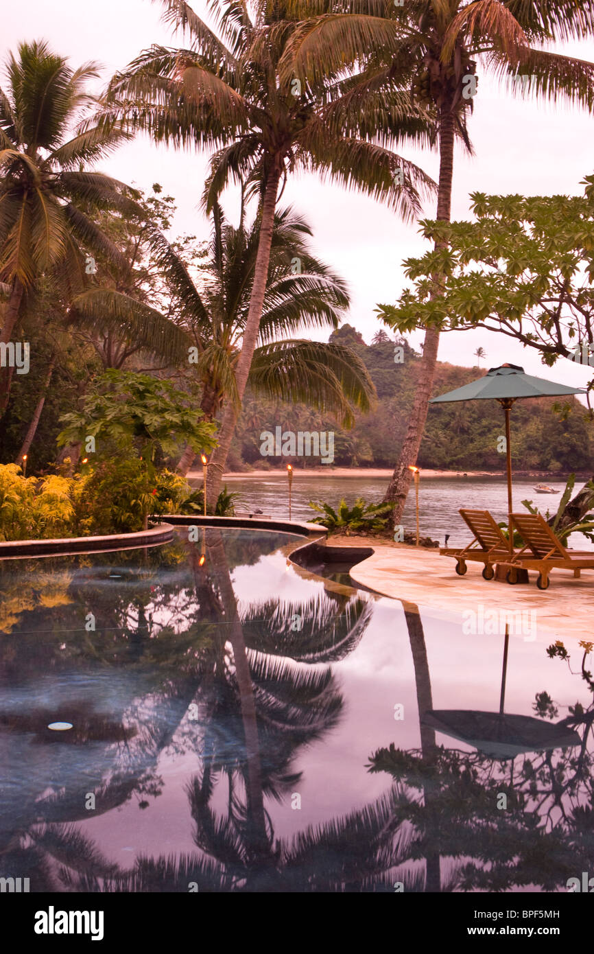 Tramonto a bordo piscina a Beqa Lagoon Resort, Beqa Island, Isole Figi Foto Stock