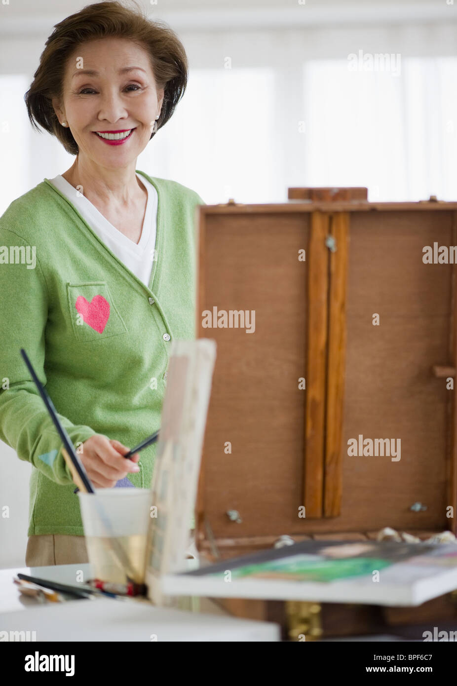 Donna Giapponese pittura su cavalletto Foto Stock
