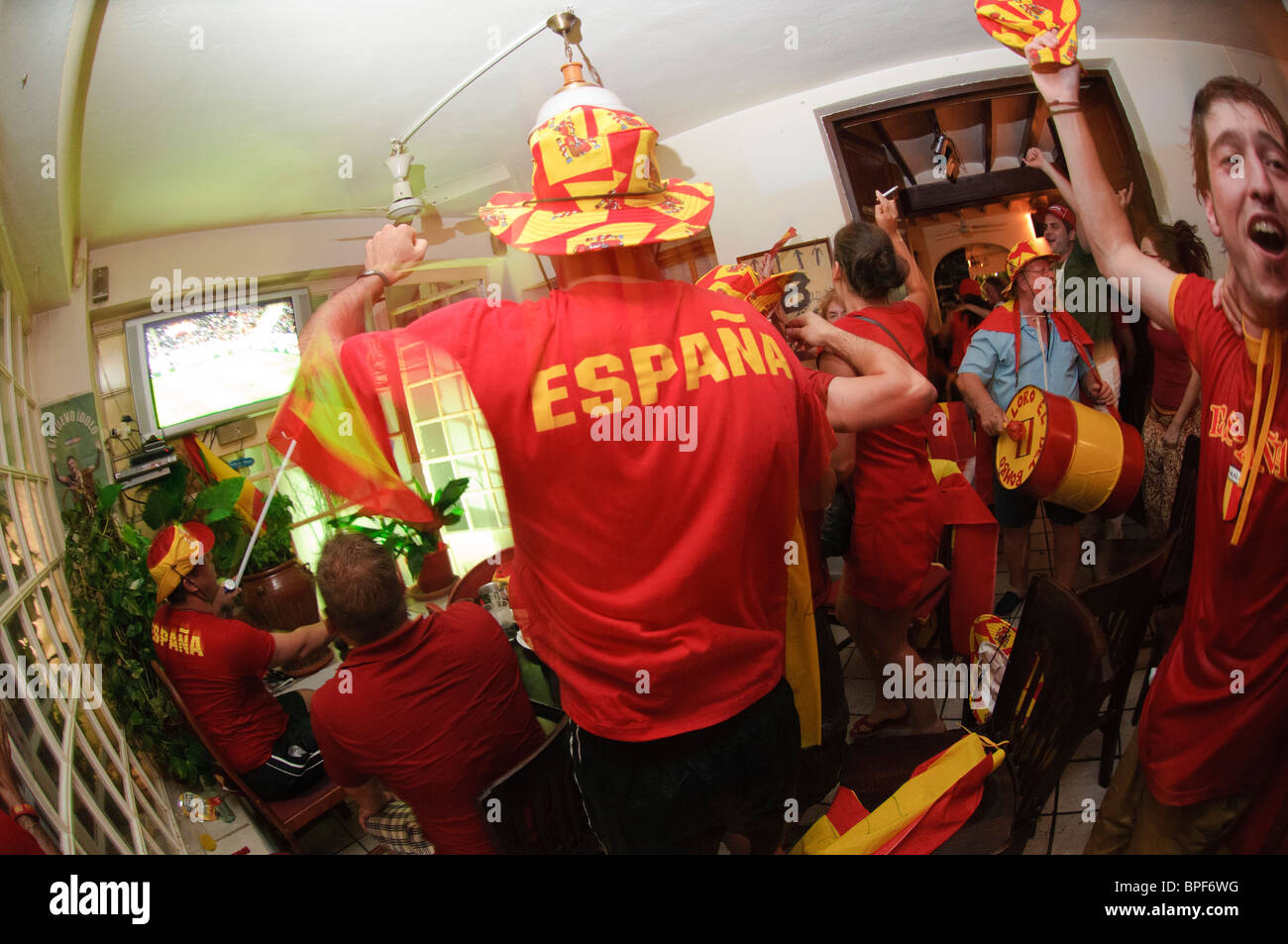 I fan della nazionale spagnola di calcio festeggiare la conquista della Coppa del Mondo FIFA 2010 finale in un bar di Altea La Vella, Spagna Foto Stock