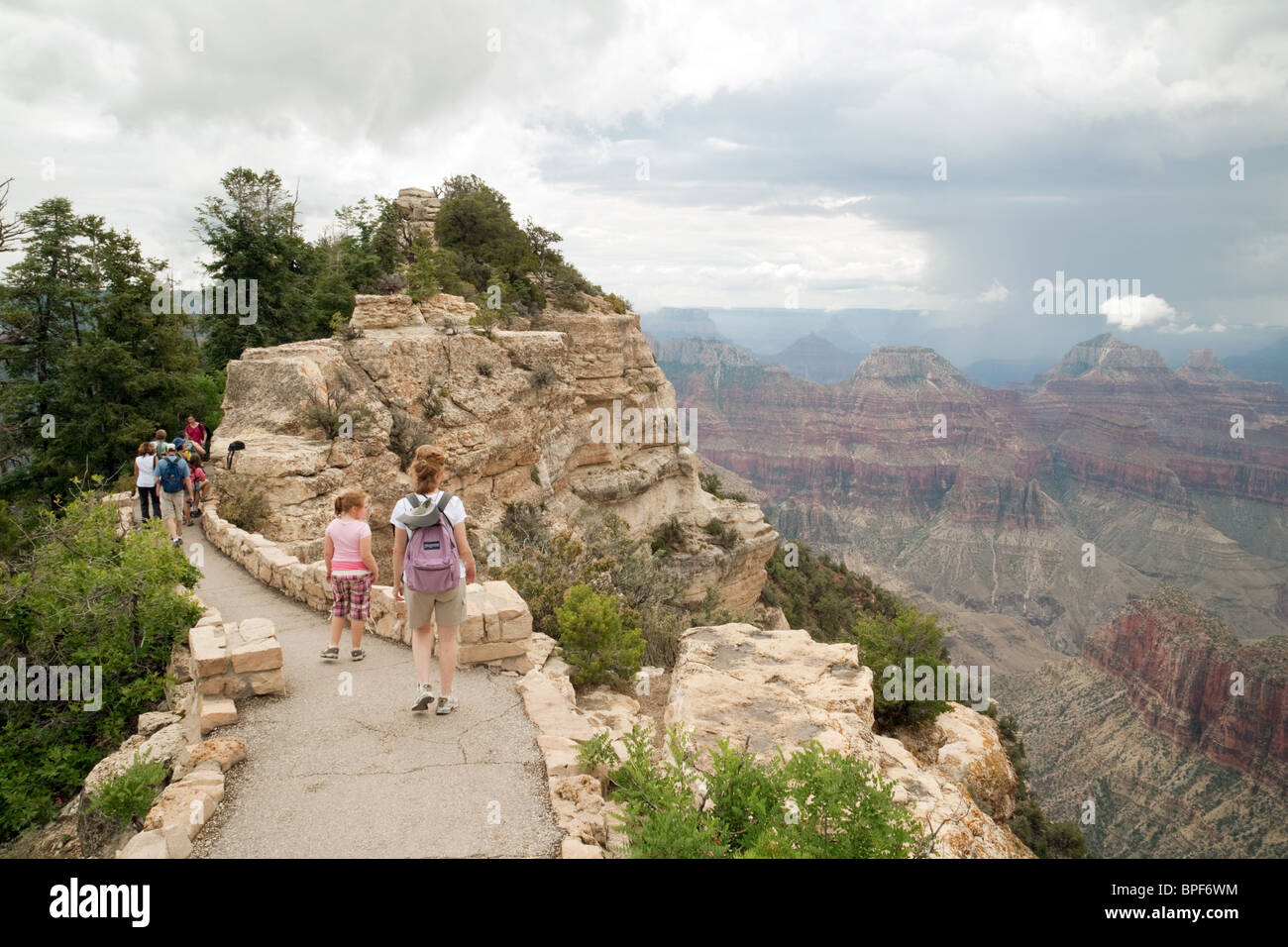 Una famiglia in cerca del Grand Canyon dal Bright Angel Point, North Rim, Arizona USA Foto Stock