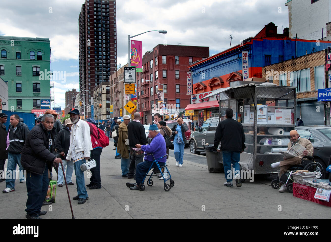 Strada trafficata 125th in East Harlem New York City Foto Stock