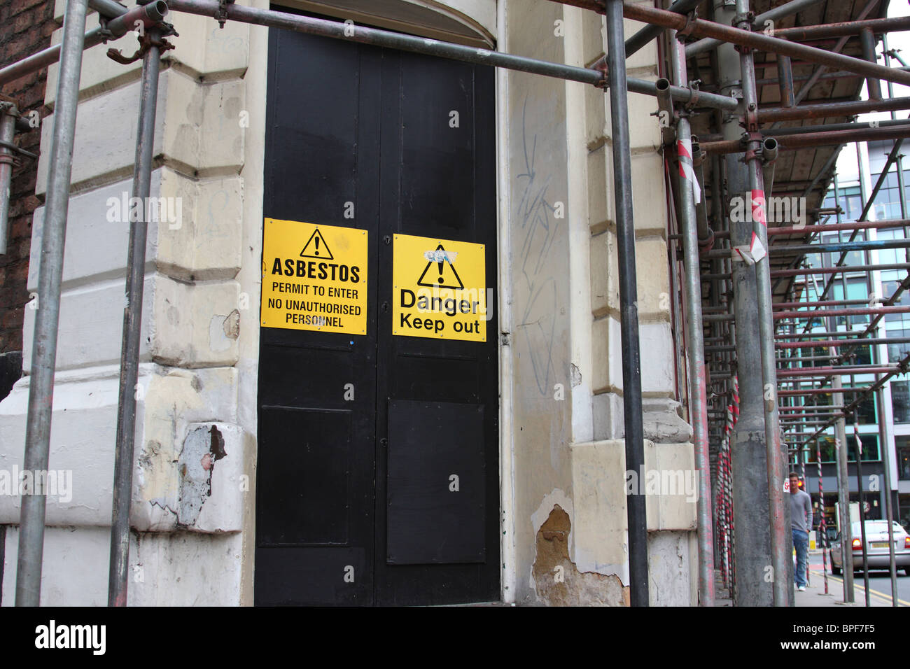 Amianto segnaletica di avvertimento su un edificio abbandonato in una città del Regno Unito. Foto Stock