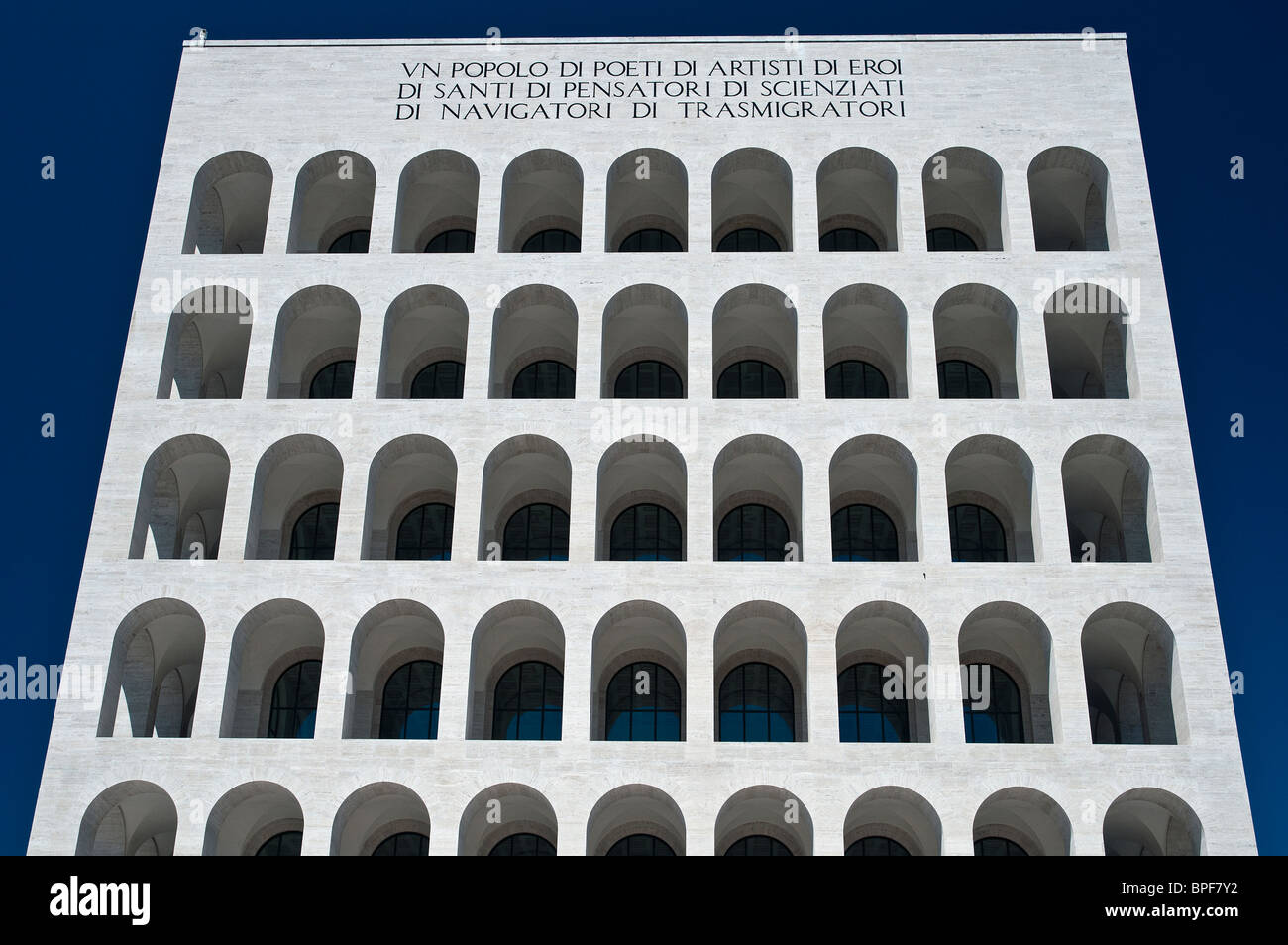 Palazzo della Civiltà Italiana edificio, icona della architettura fascista,  quartiere EUR di Roma, Italia Foto stock - Alamy